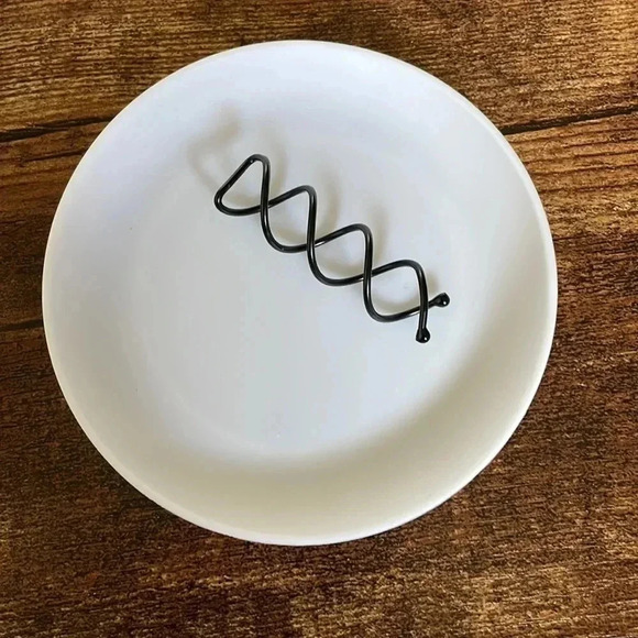 ❤️ NEW 2/$20 or 3/$25 Pack of 8 Coiled Hair Messy Bun Bobby Pins - Picture 2 of 4